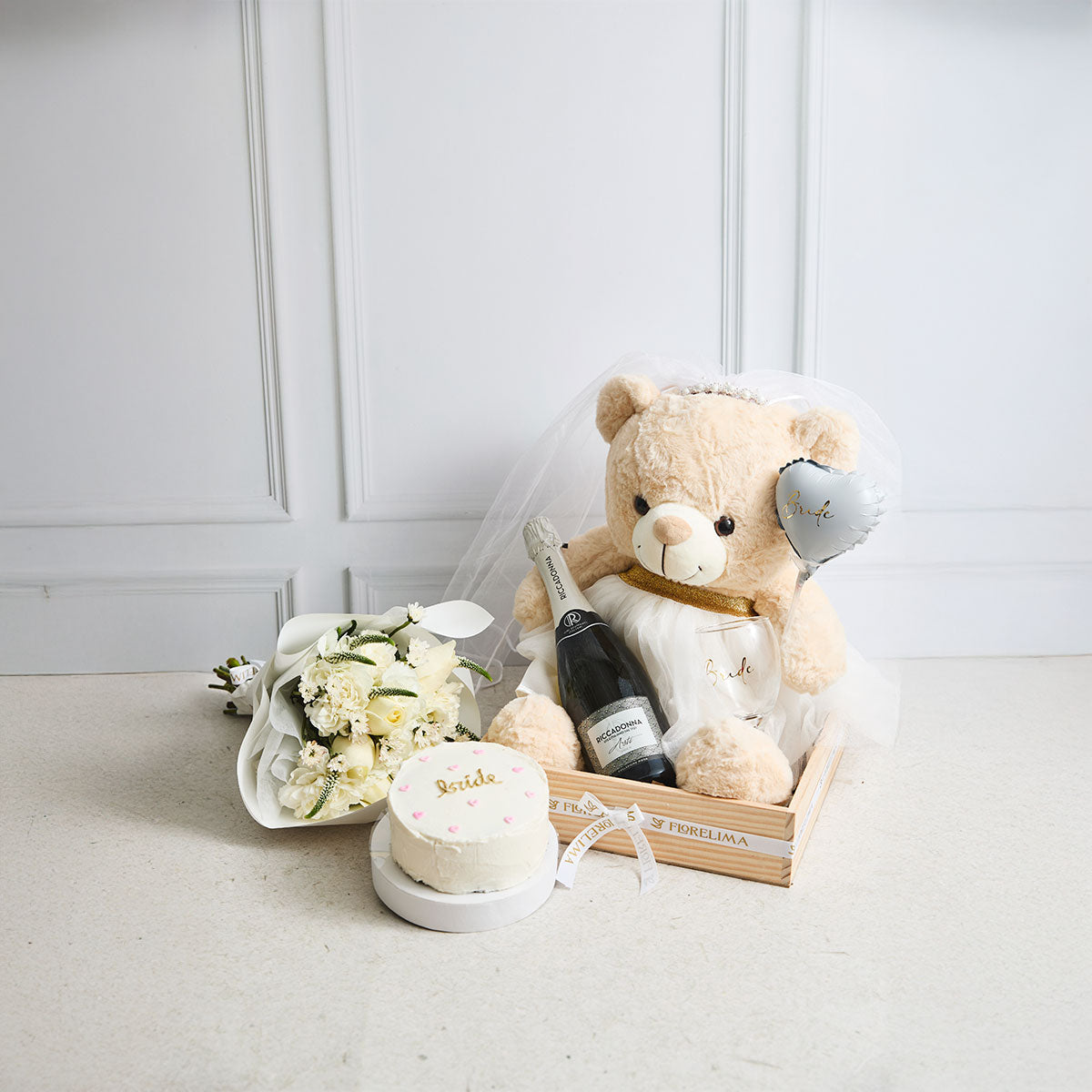 Set Novia: Ramo Rosas y Claveles Blancos, Mini Torta y Peluche Oso "Bride" y Champagne Riccadonna