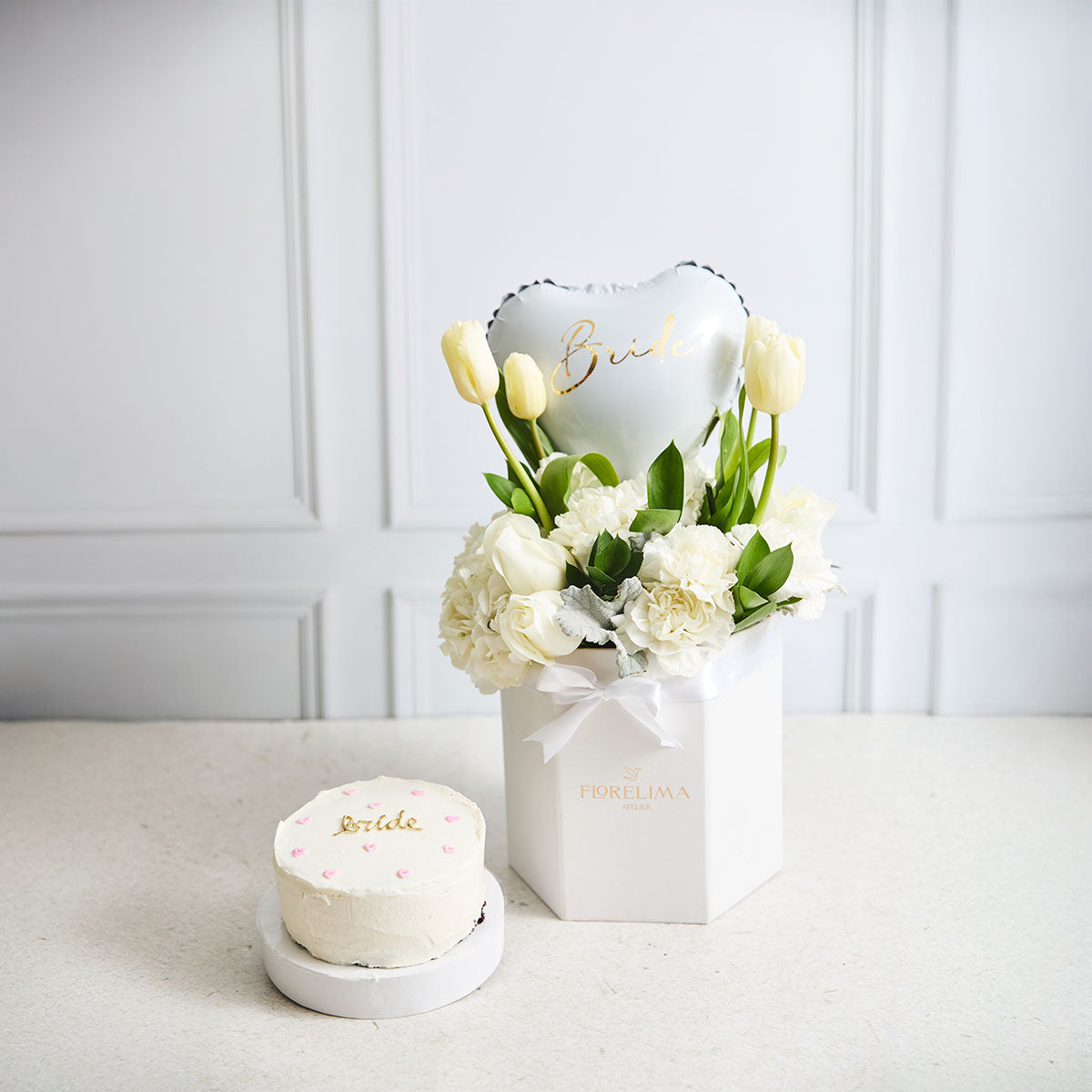 Box Rosas, Claveles y Tulipanes blancos, Mini Torta y Globo Small Bride