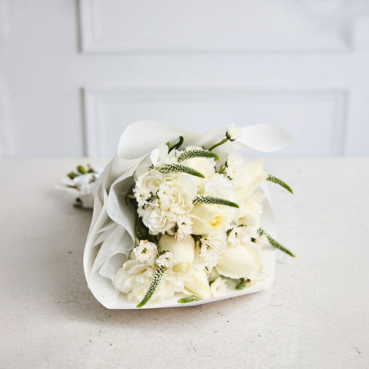 Ramo Novia: Rosas Blancas, Claveles Blancos