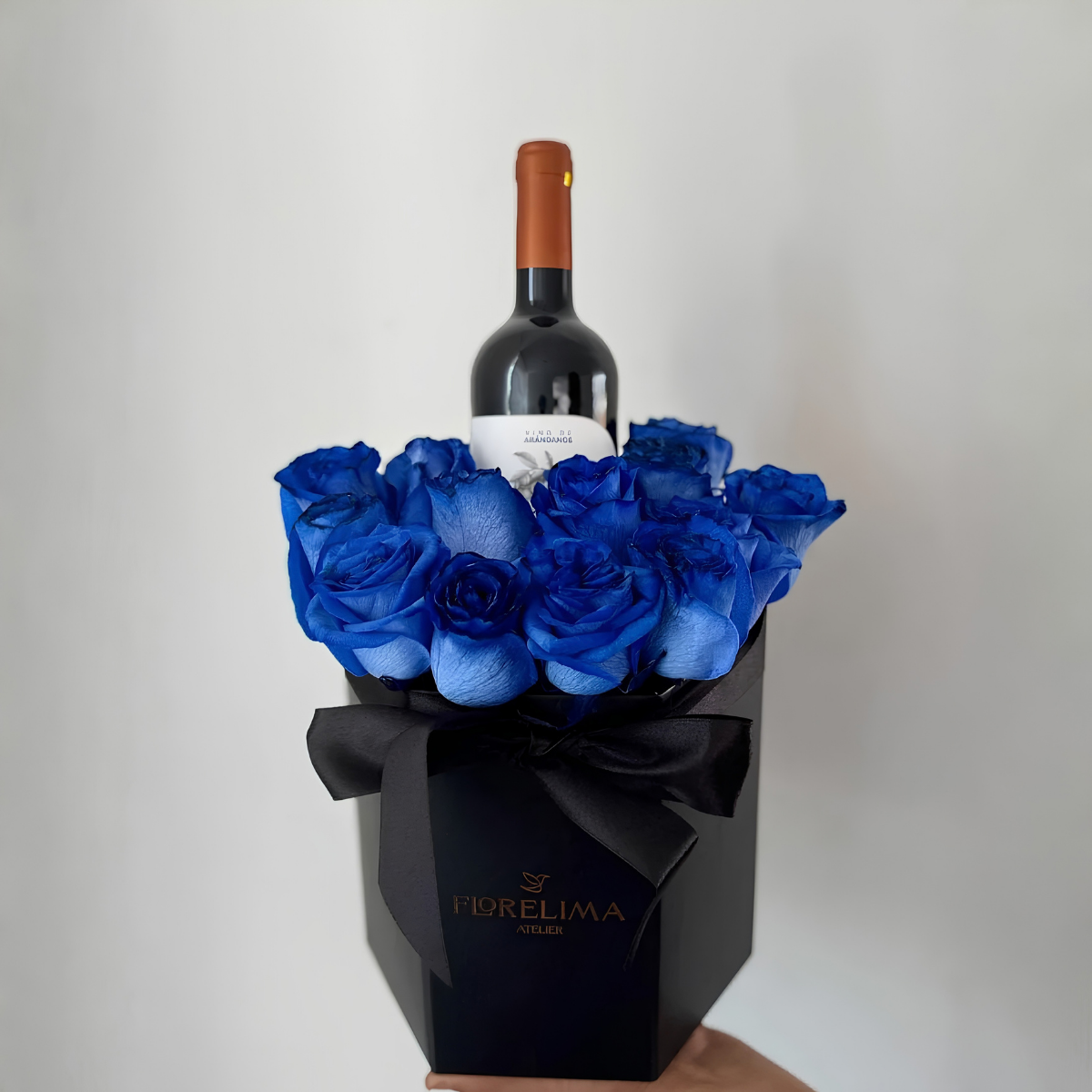 Box rosas azules y Vino Casillero del Diablo.