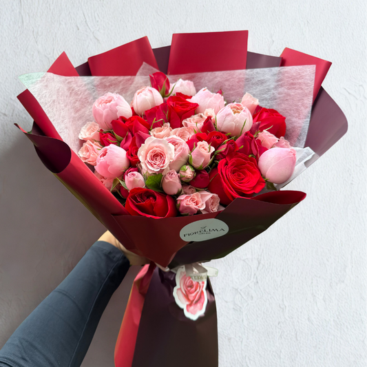 Ramo Valentina; peonias rosadas, mini rosas y rosas rojas