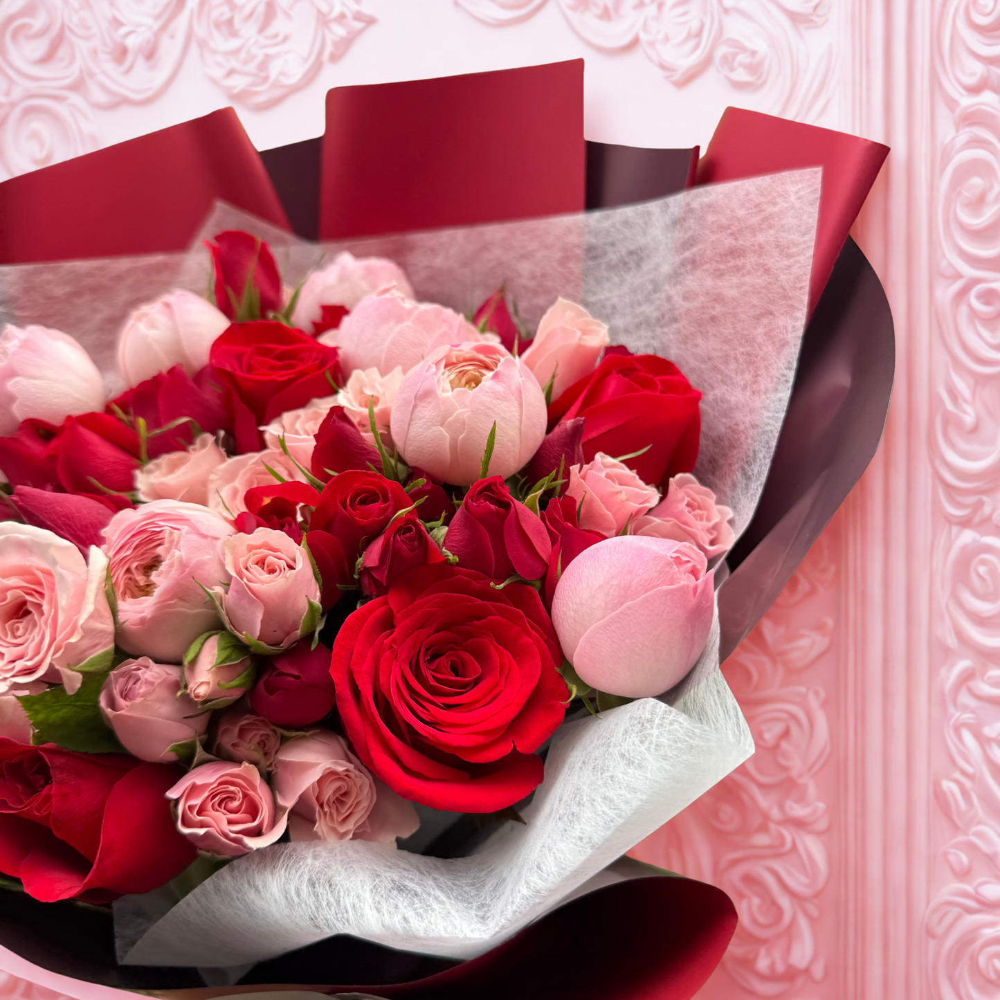 Ramo Valentina: peonias rosadas( Rosas inglesas), mini rosas y rosas rojas