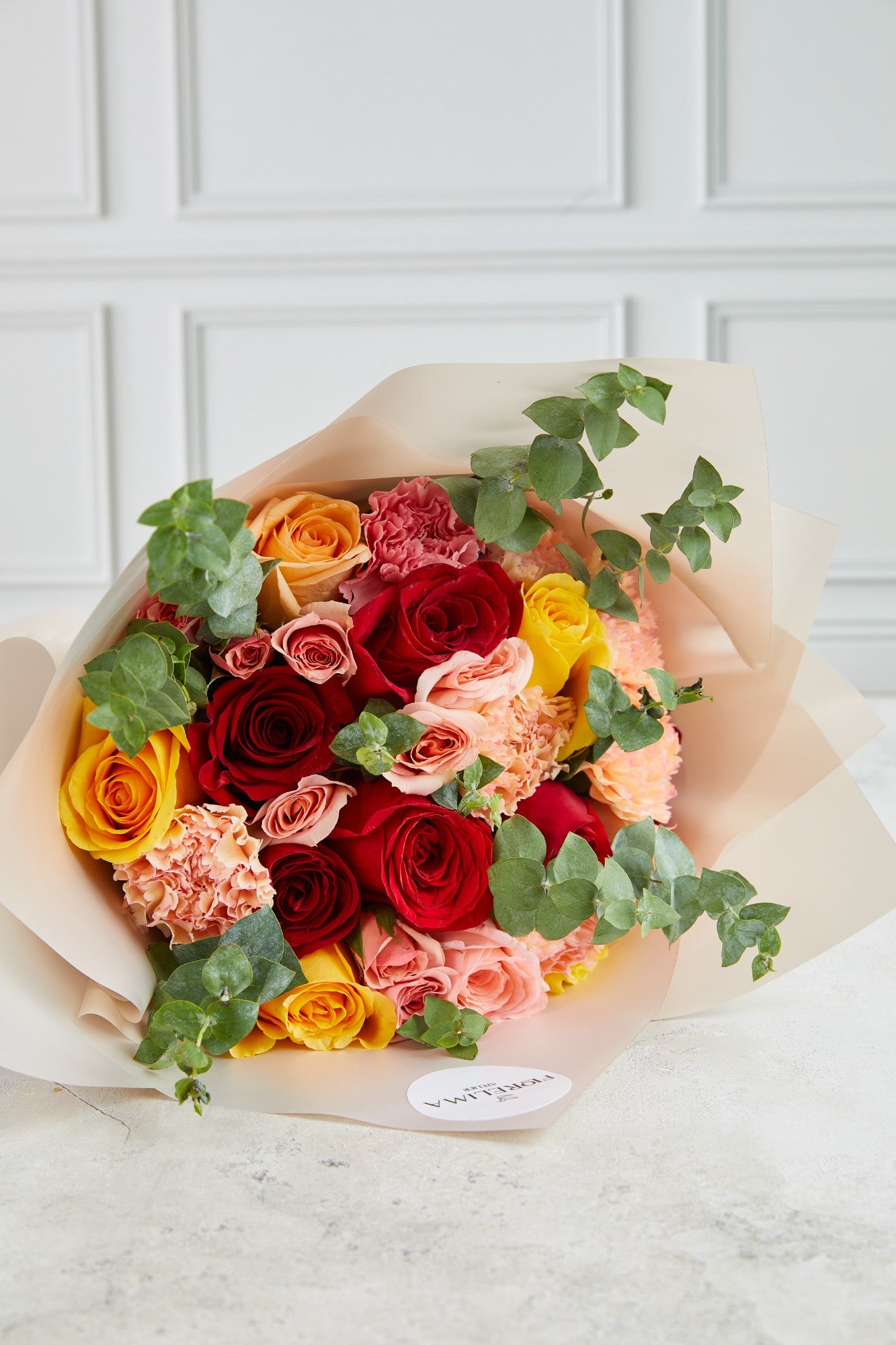 Ramo Emma: Rosas, Mini Rosas y Claveles