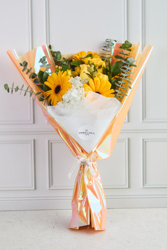 Gerbera amarilla y mini rosas