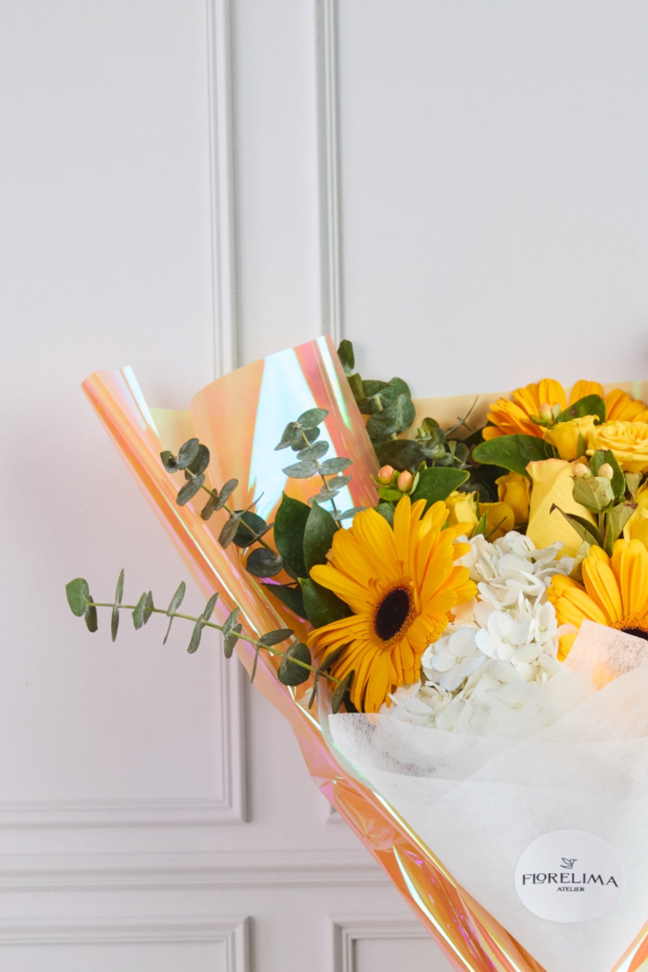 Gerbera amarilla y mini rosas