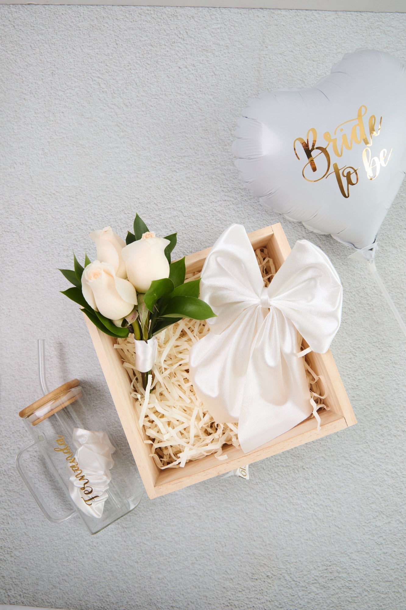 Set Novia: Mini Ramo, Taza Personalizada, Lazo y Globo Bride to Be