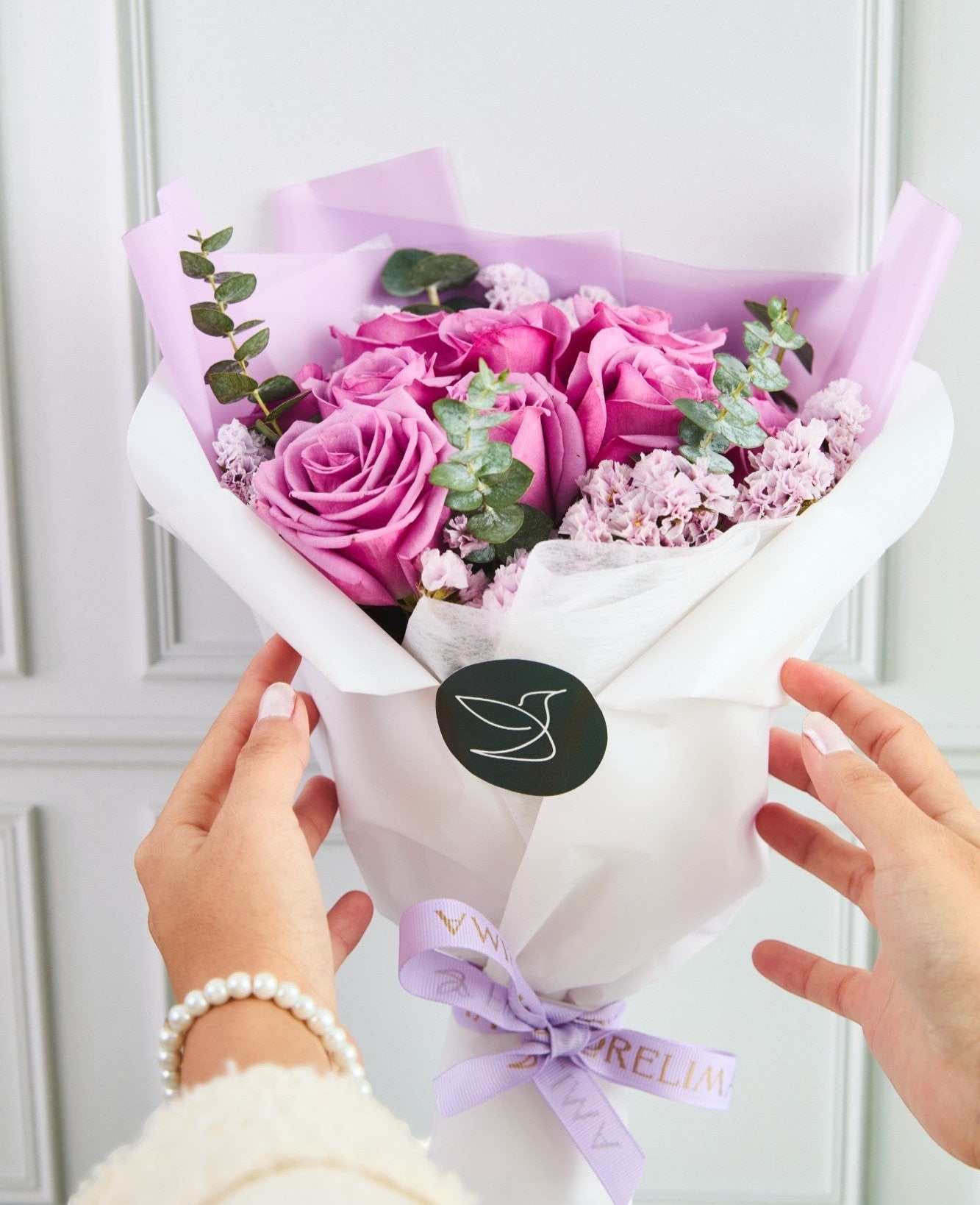 Set Violetta: Ramo 12 Rosas Lilas + Conejita + Globo de Cumpleaños