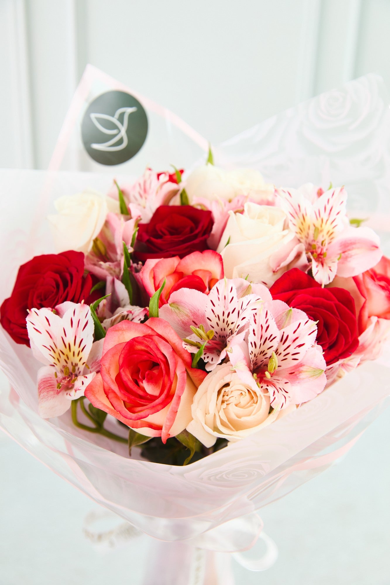 Ramo Rose: 12 Rosas Premium y Astromelias