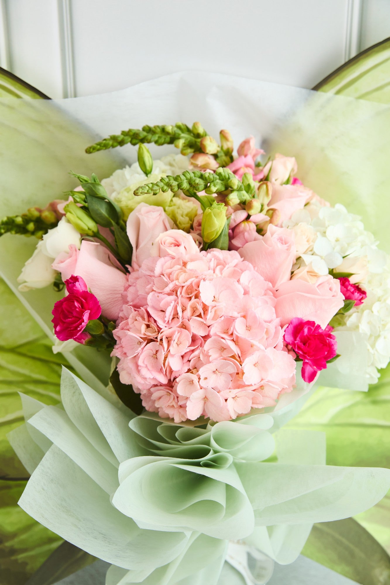 Mariposa Cumpleañera - Hortensia, rosas y dogo