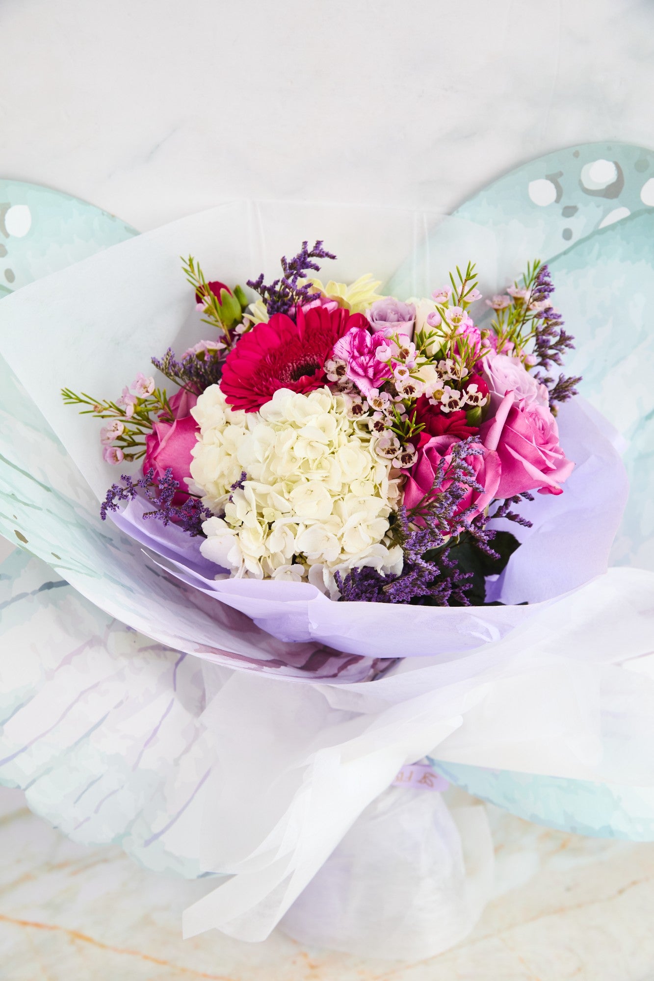 Mariposa  Turquesa -  Hortensias, rosas y claveles