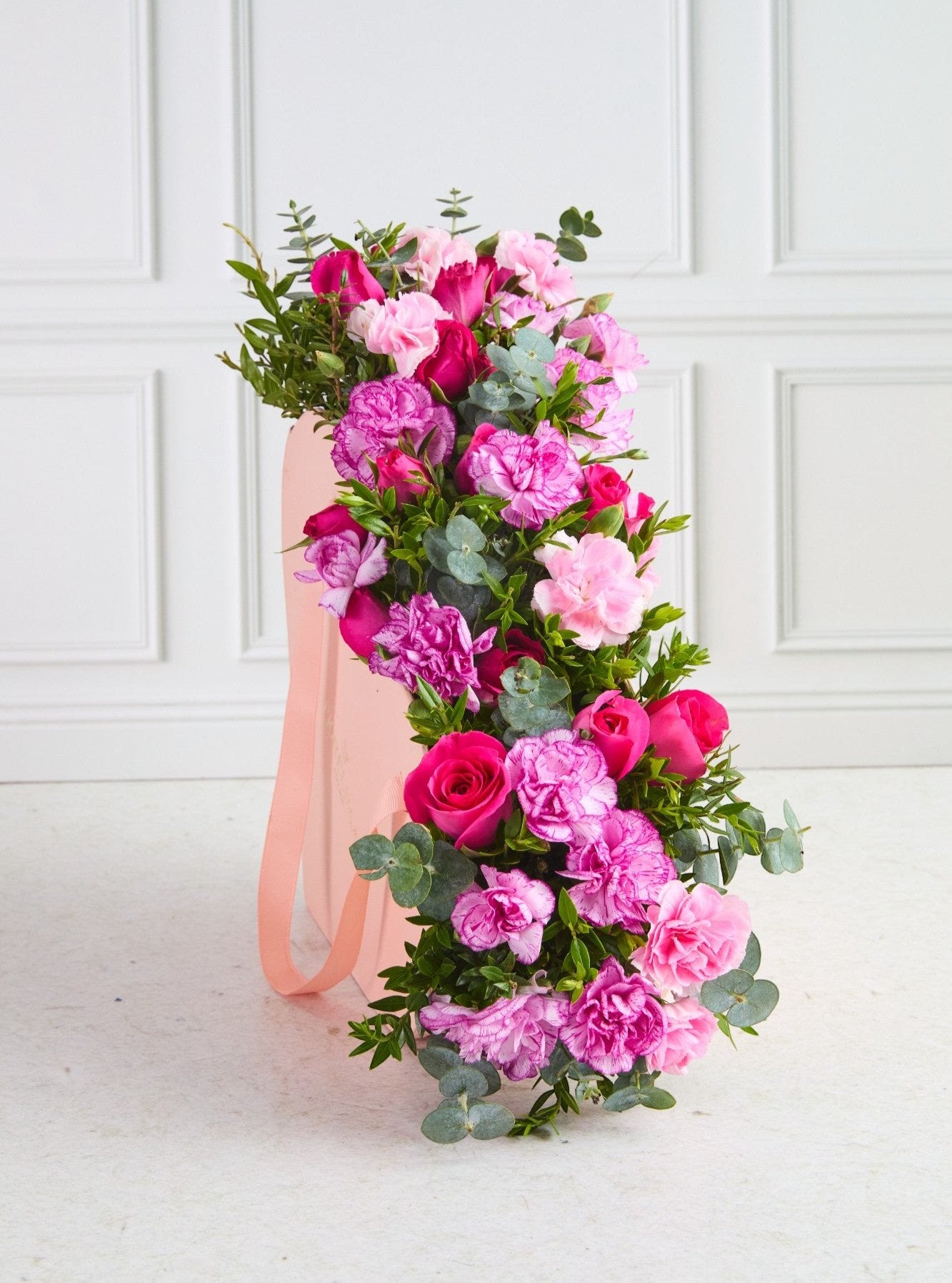 Box Corazón Mío: Mini Rosas fucsias y Claveles