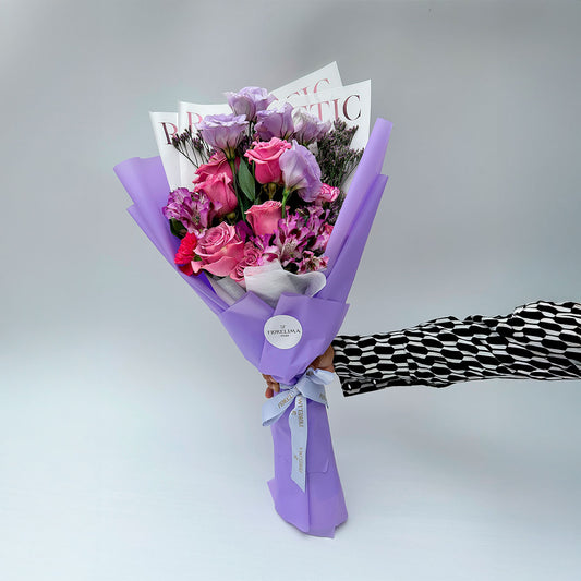 Ramo Valentia: Rosas, Claveles, Lisianthus y Astromelias - Flores Moradas