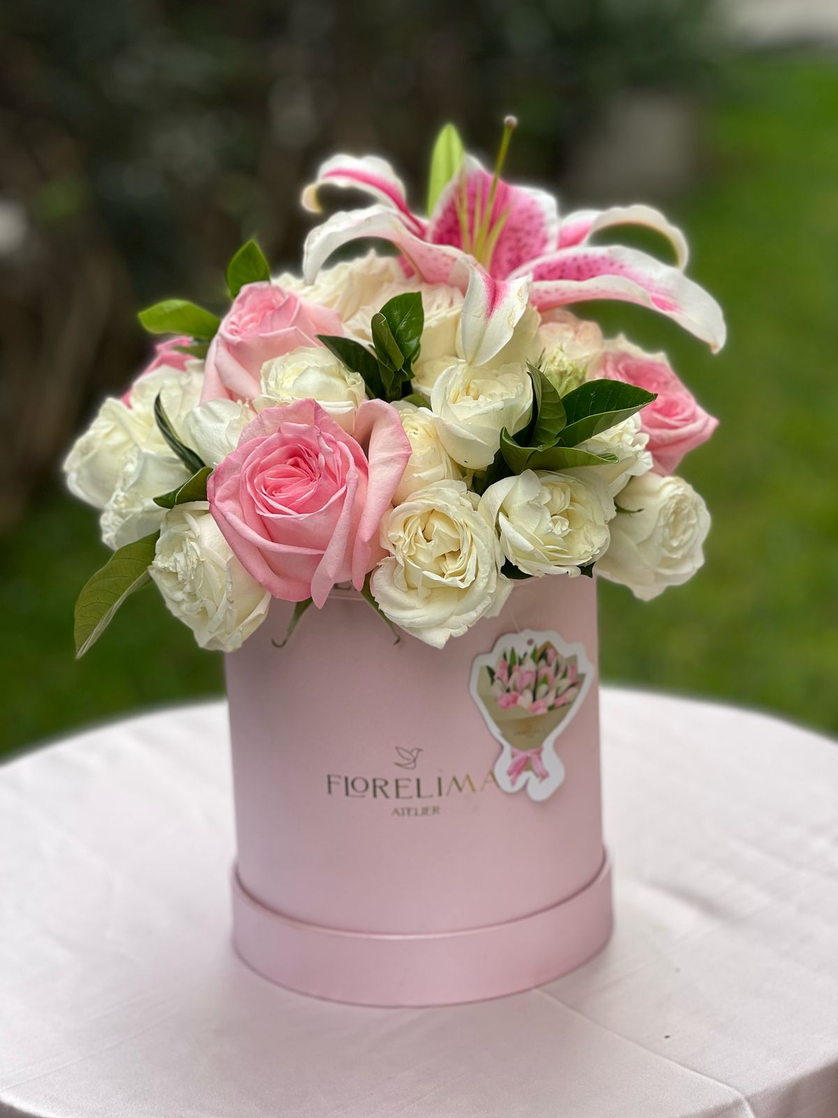 Lirios y Peonias Blancas - Rosas Inglesas