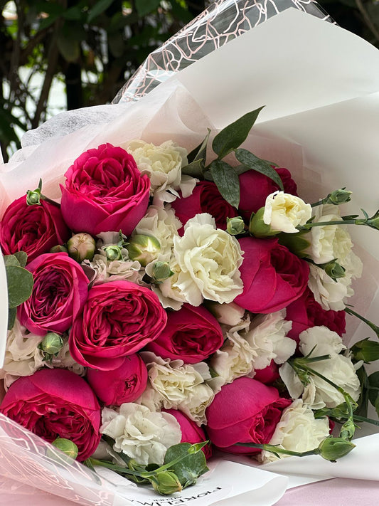 Ramo Ariana - Peonias Fucsias y clavelines blanco
