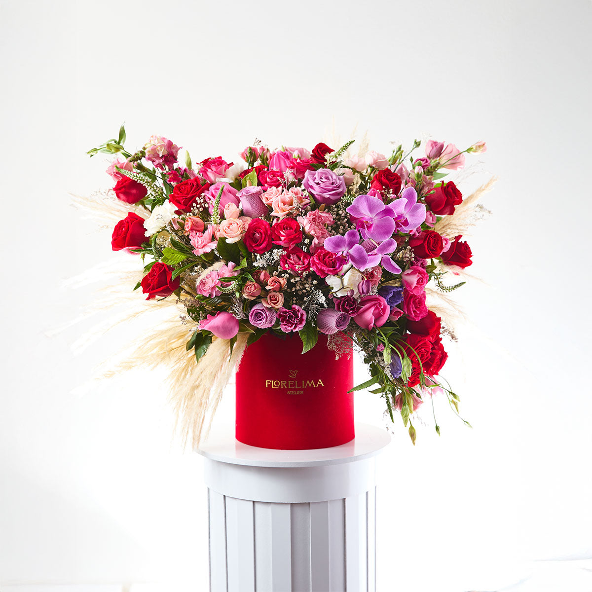 Box Passion: Rosas rojas, mini rosas, veronica, orquídea, Lisianthus, palma