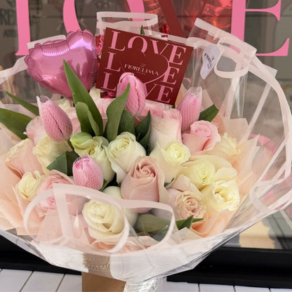 Ramo 12 Tulipanes Blancos y 24 rosas rosadas y blancas