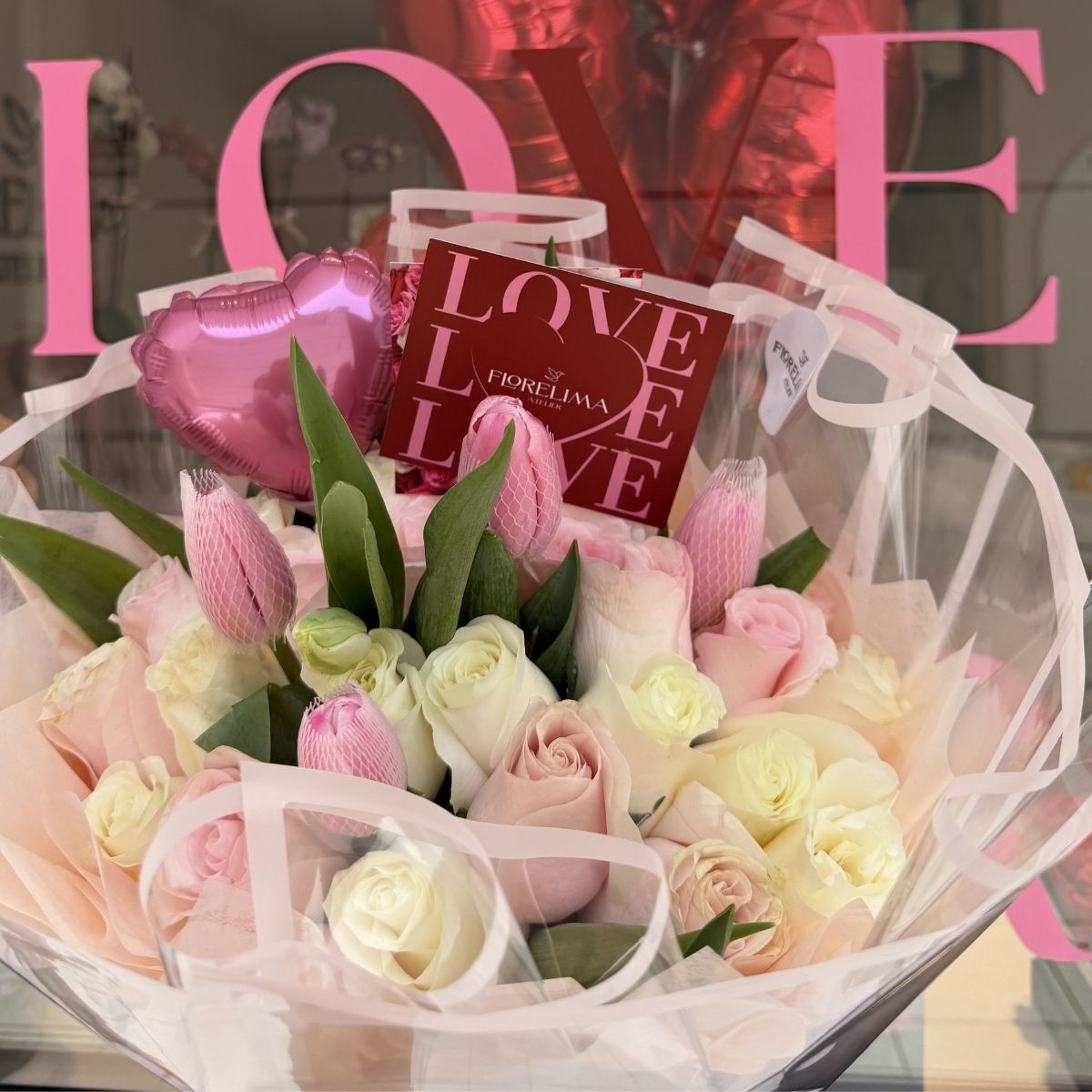 Ramo 12 Tulipanes Blancos y 24 rosas rosadas y blancas