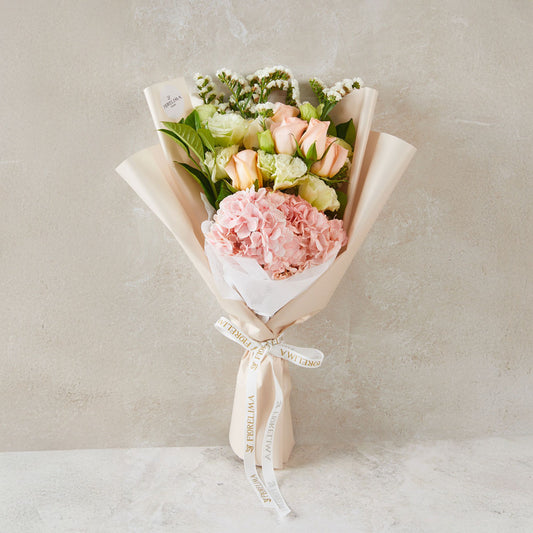 Ramo Encantadora - Rosas, Lisianthus, Estatis y Hortensias