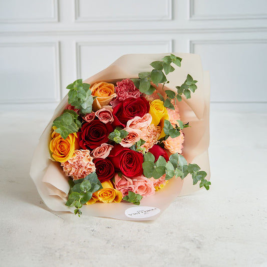 Ramo Emma: Rosas, Mini Rosas y Claveles