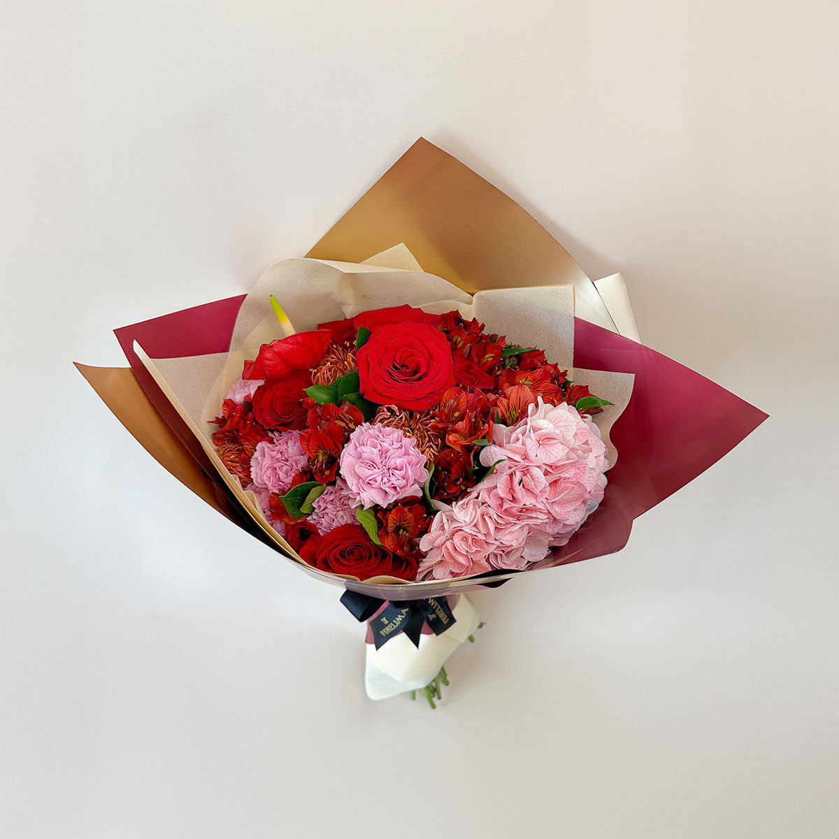 Ramo Love Bomb: Hortensias, Claveles, Rosas y Astromelias