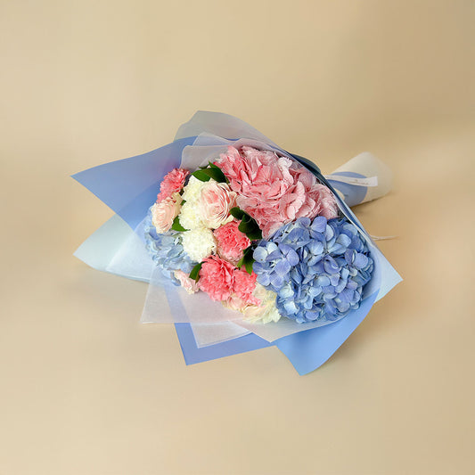 Ramo Sweet Petals: Hortensias, claveles importados, rosas y follaje fino