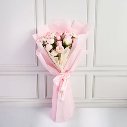 Ramo Lucía : peonias rosadas (Rosas inglesas) , rosas rosadas y fijo follaje