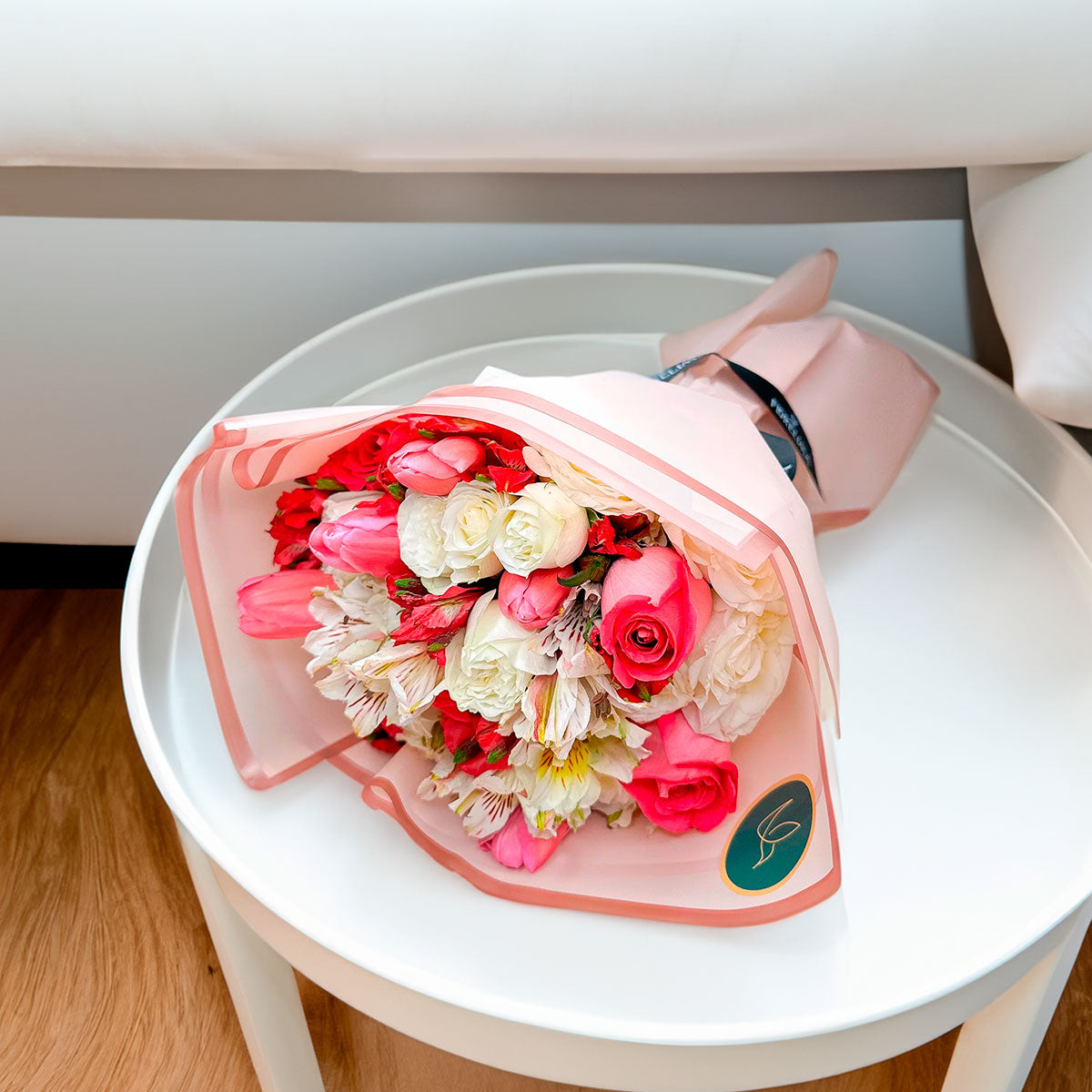 Ramo Lana: Tulipanes, Rosas y Astromelias