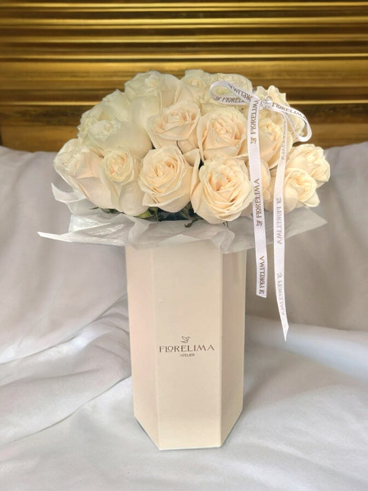 Tall Box White: Rosas blancas