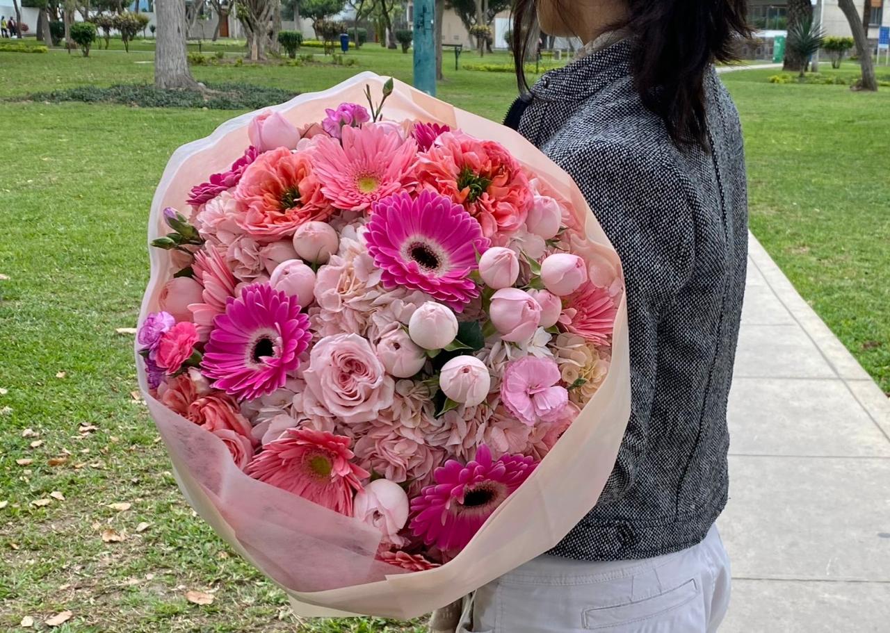 Ramo Rosa XL: Gerberas, Peonias, Rosas de Jardín y Hortensias.