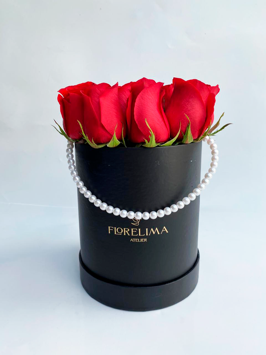 Mini Box 13 Rosas Rojas Premium con Perlas
