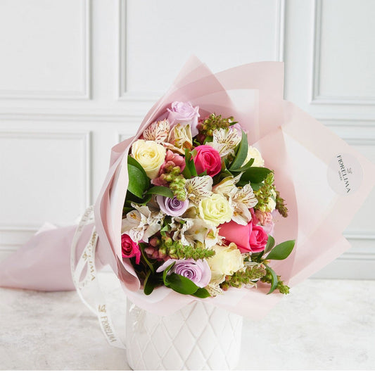 Ramo Enchanted: Rosas, Dogo y Astromelias - Flores Moradas