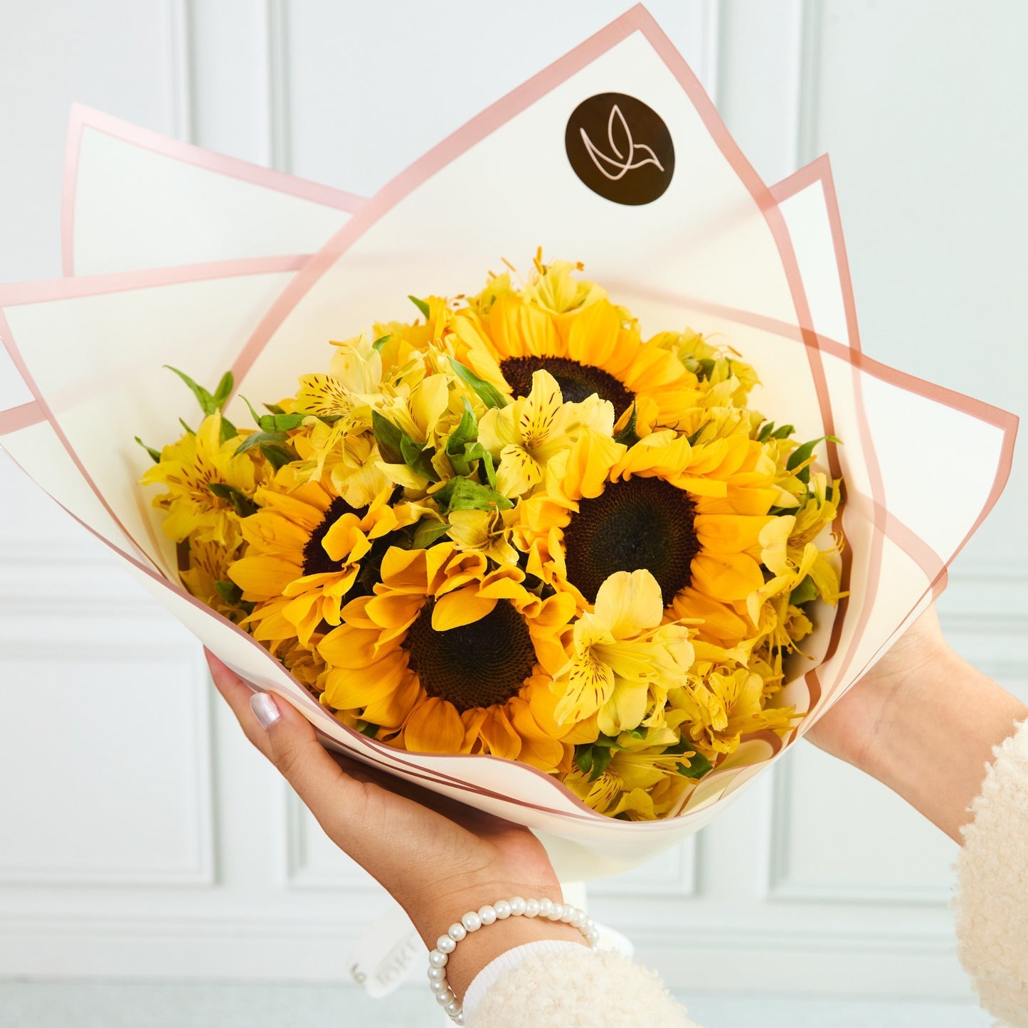 Ramo Felicidad: Girasoles y Astromelias - Flores Amarillas