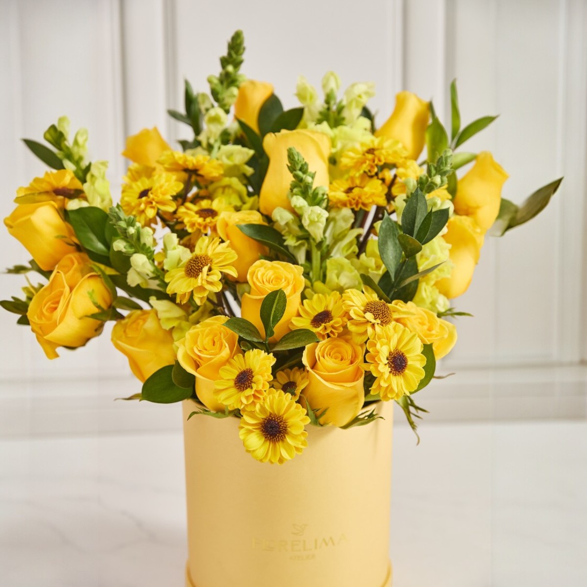 Box Brilla :  Rosas, mini girasol y flores amarillas