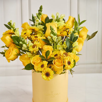 Box Brilla :  Rosas, mini girasol y flores amarillas
