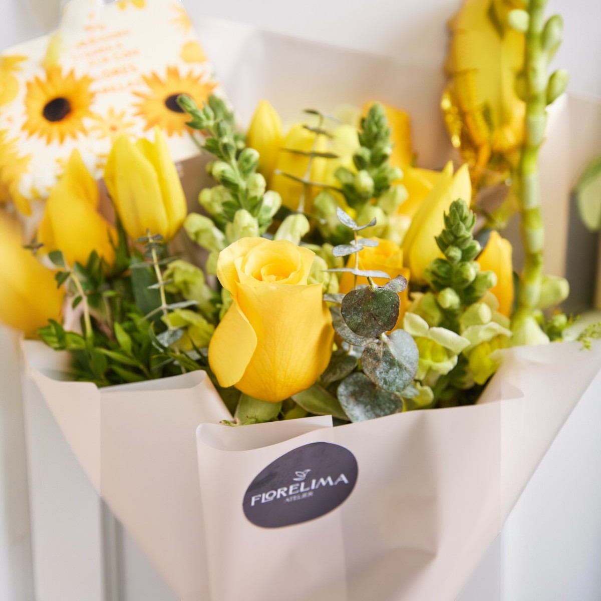 Encanto Amarillo: tulipanes rosas y dogo