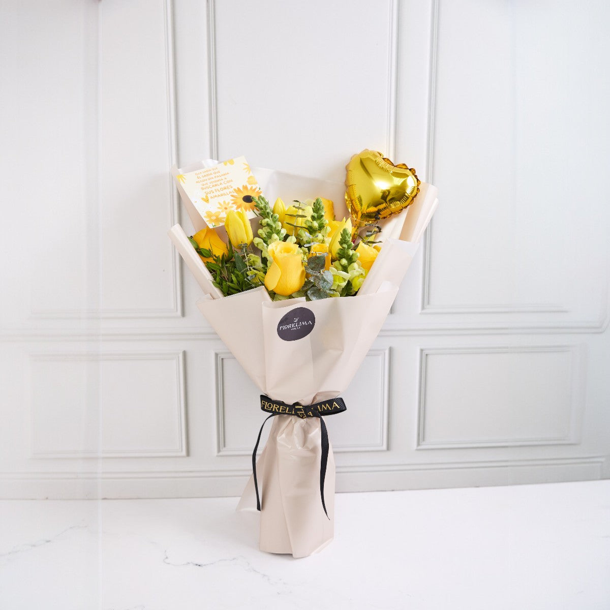 Encanto Amarillo: tulipanes rosas y dogo