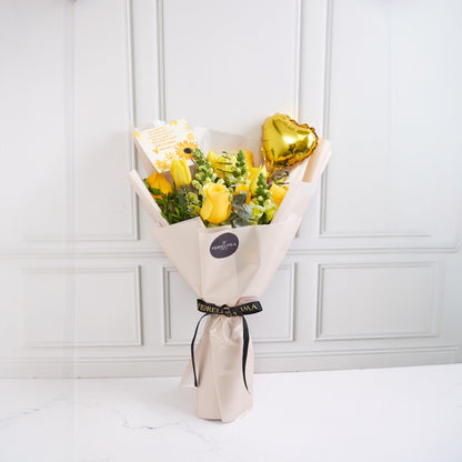 Encanto Amarillo: tulipanes rosas y dogo
