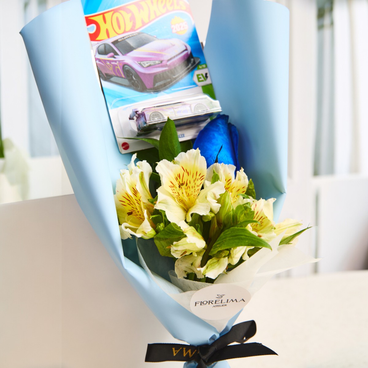 Ramo 1 Rosa Azul + 1 Carrito Hot Wheels | Flores Azules