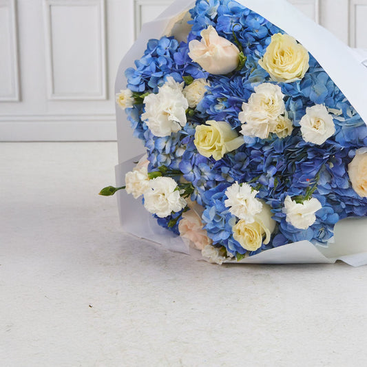 Ramo de hortensias celestes, rosas y clavel blanco