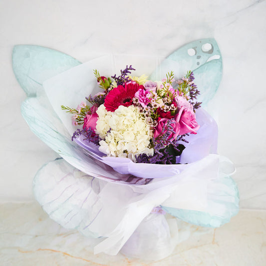 Mariposa  Turquesa -  Hortensias, rosas y claveles