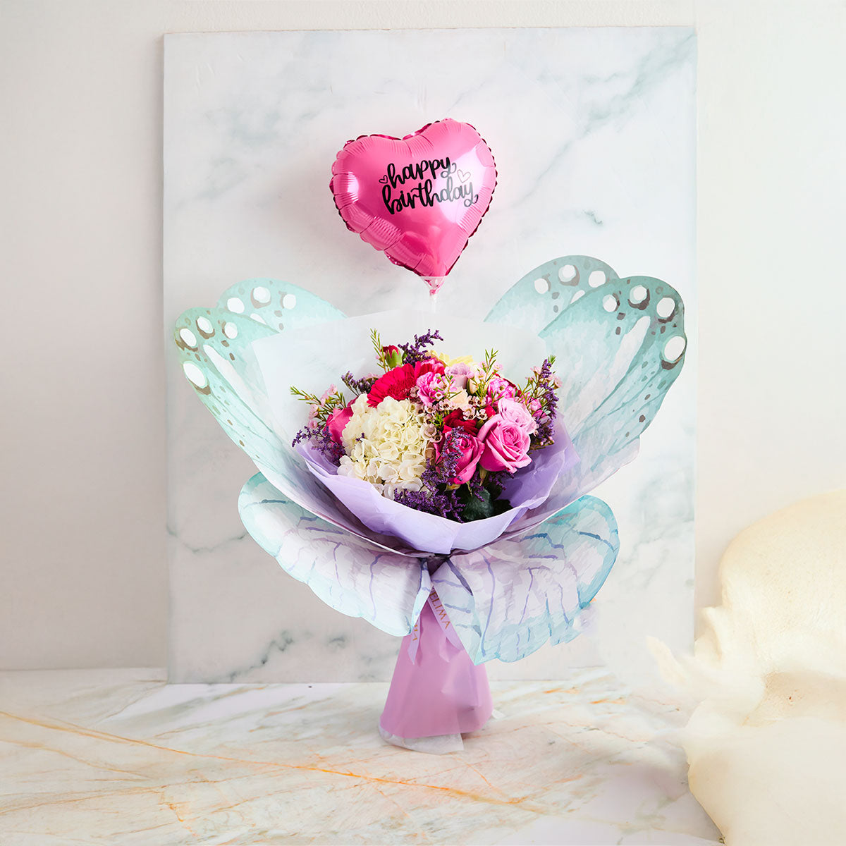 Mariposa  Turquesa -  Hortensias, rosas y claveles