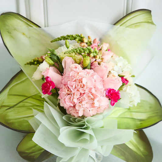 Mariposa Cumpleañera - Hortensia, rosas y dogo